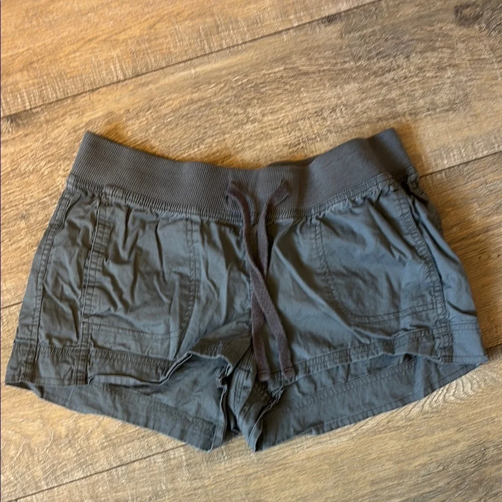 Gray Cargo Shorts with Lightweight Fabric and Relaxed Fit